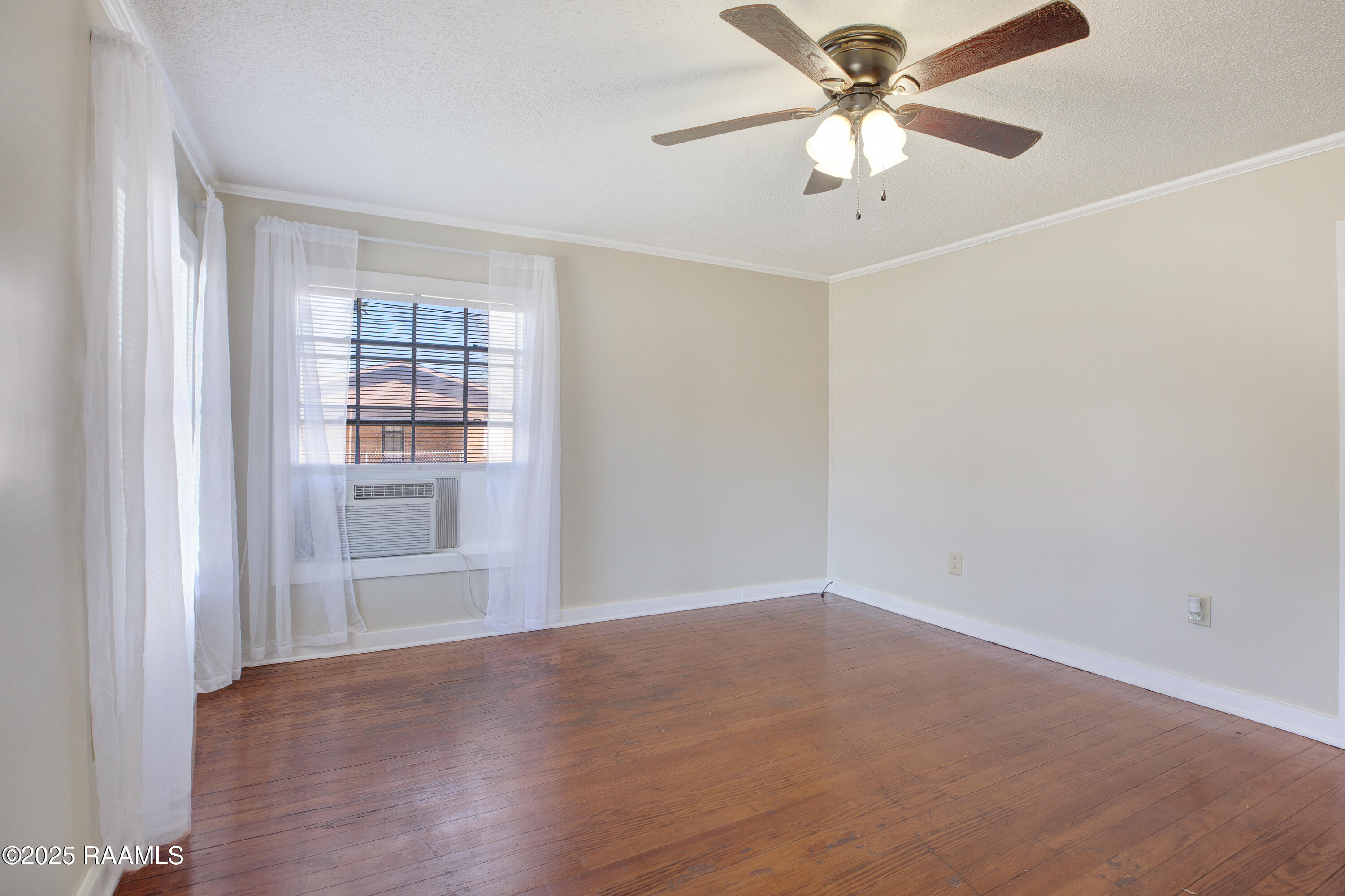 406 Frederick Street New Iberia, LA 70560 - Photo 2 of 15 Living Room