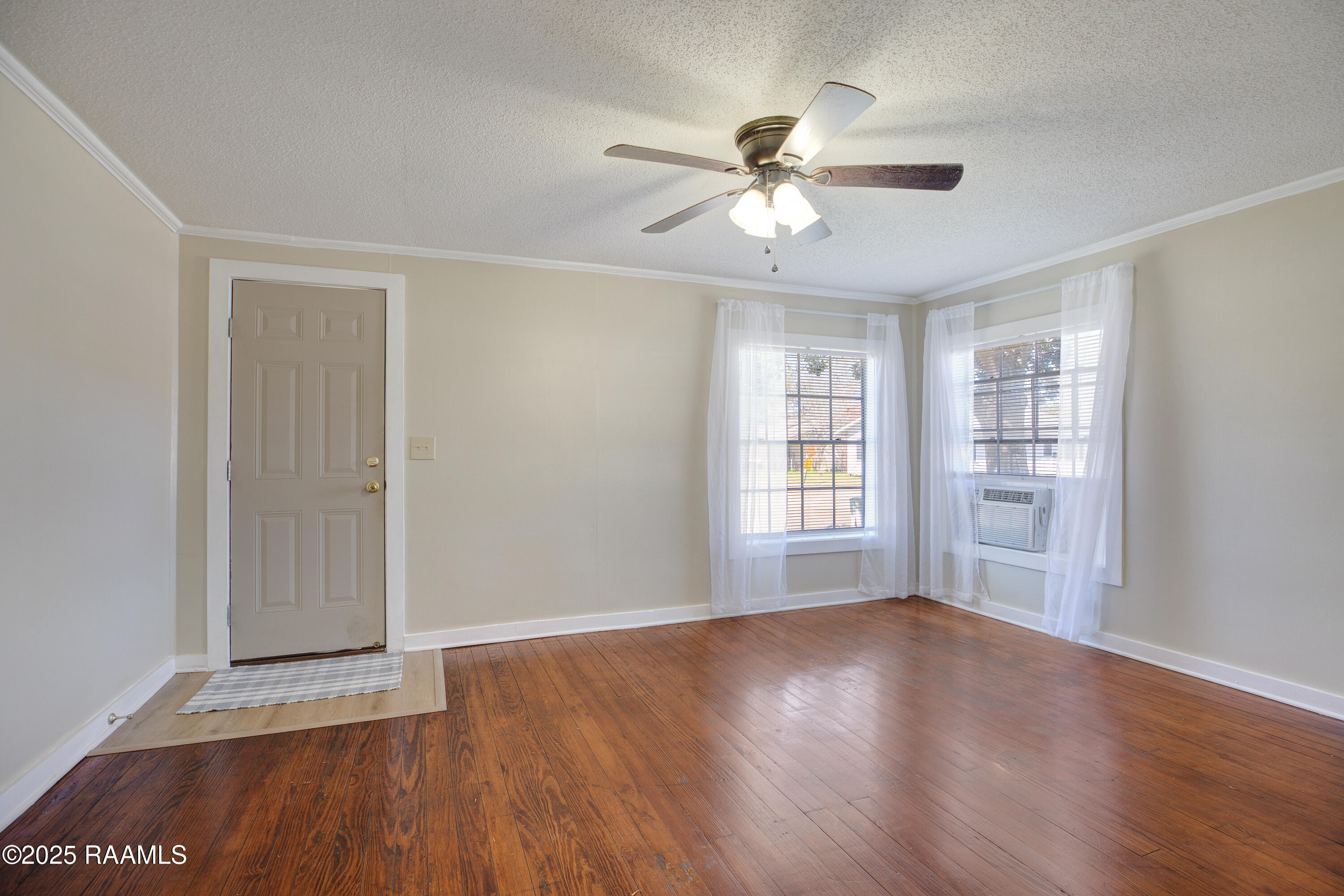 406 Frederick Street New Iberia, LA 70560 - Photo 4 of 15 Living Room
