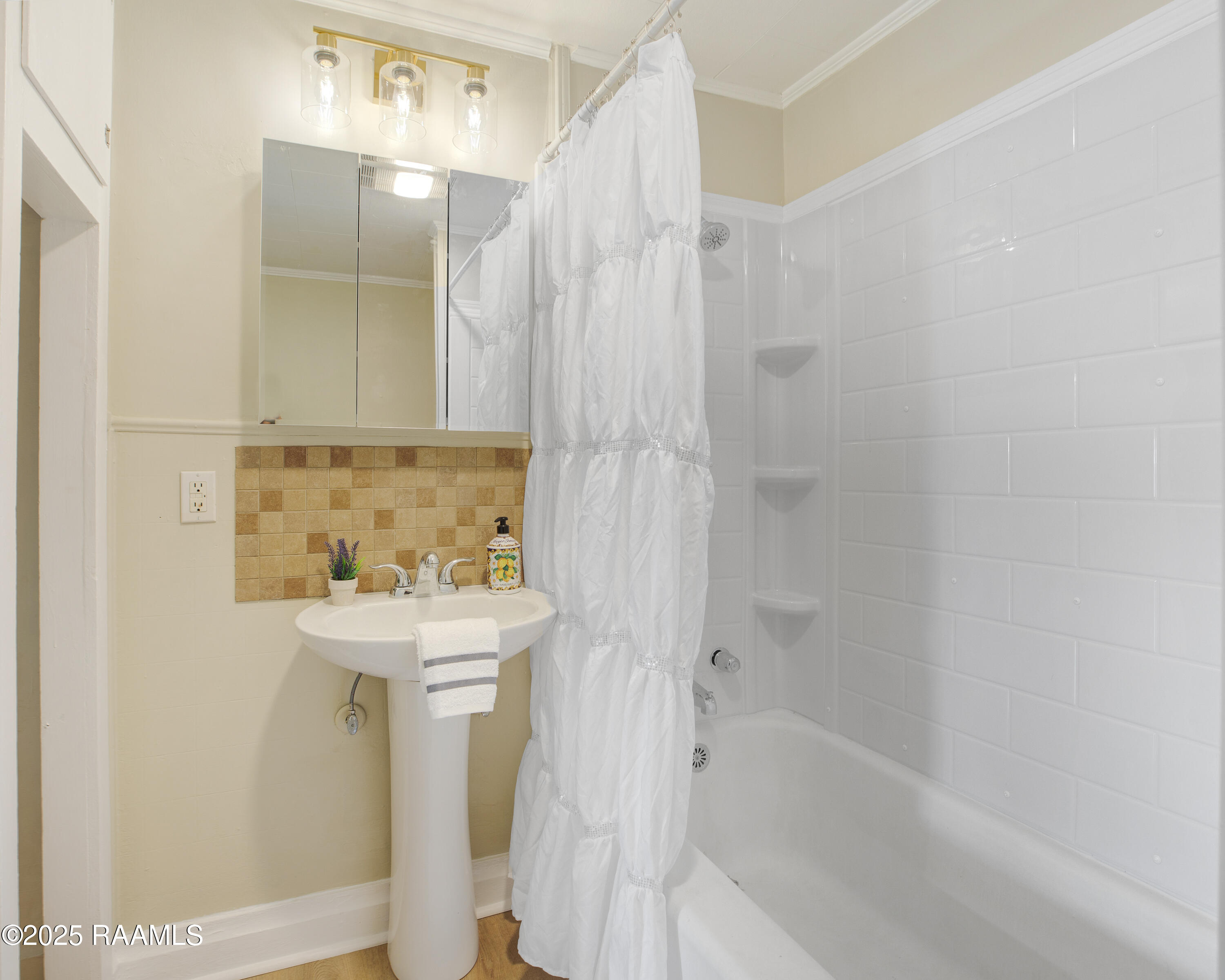 406 Frederick Street New Iberia, LA 70560 - Photo 9 of 15 Bathroom