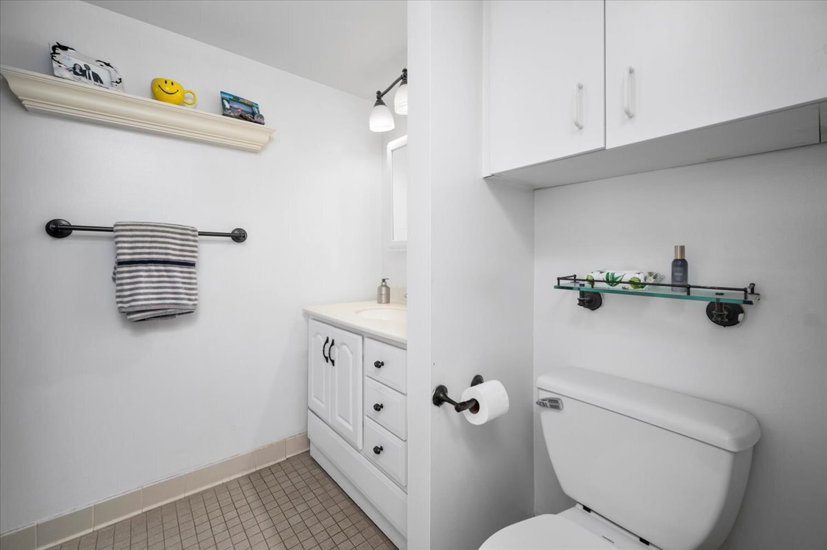127 Greyrock Place, Unit 810 Stamford, CT 06901 - Photo 15 of 34 a bathroom with a sink a toilet and a mirror