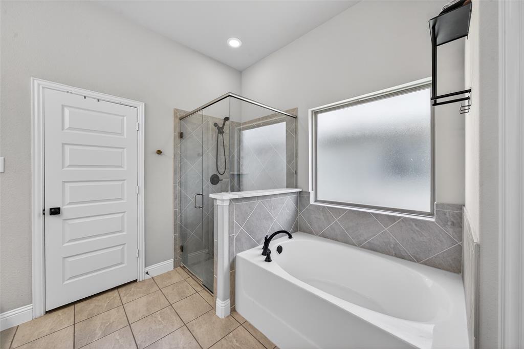 3245 Ribisl Lane Royse City, TX 75189 - Photo 20 of 39 a bathroom with a bathtub and a shower
