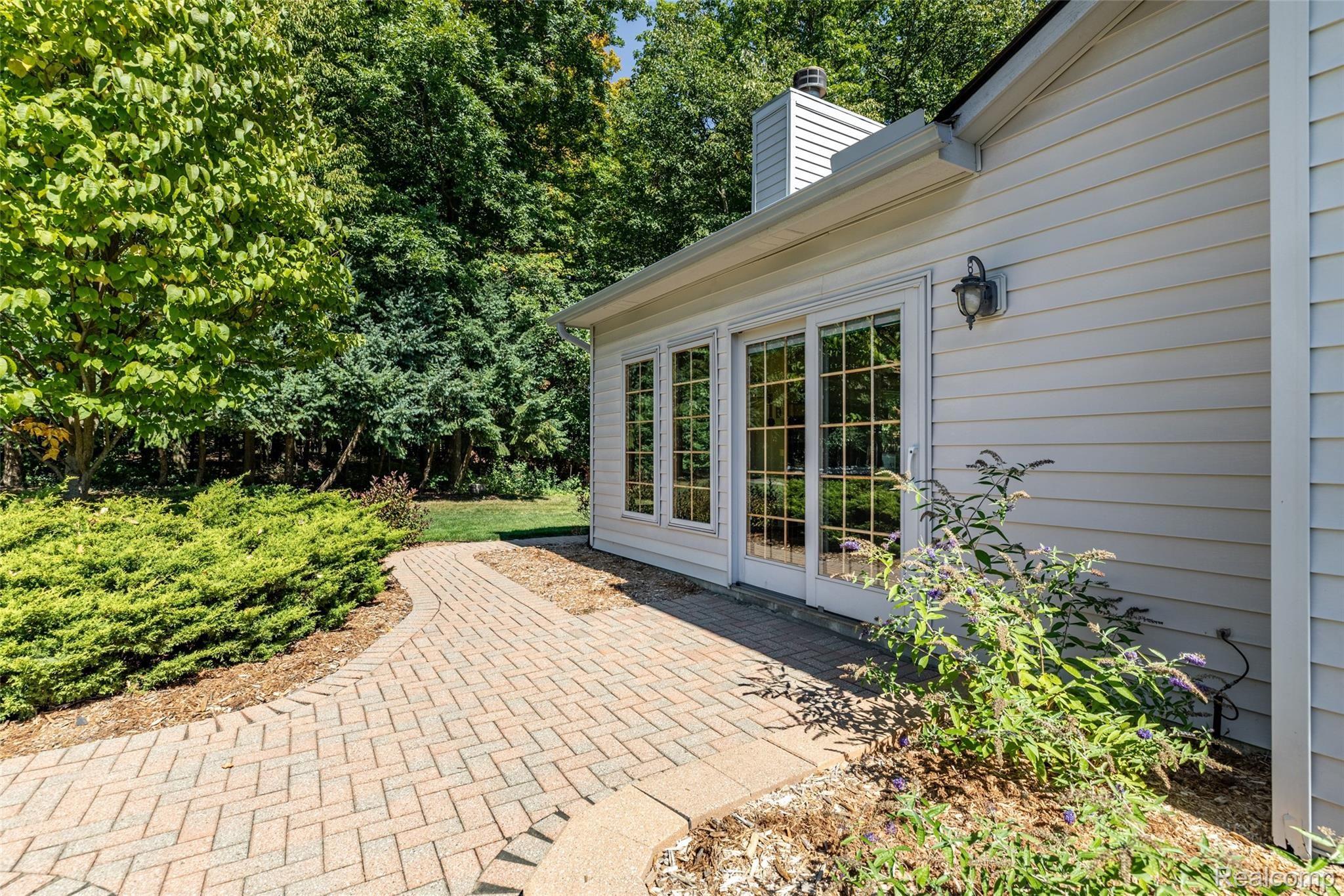 45754 Cider Mill Road Novi, MI 48374 - Photo 11 of 47 Side entry to Great Room