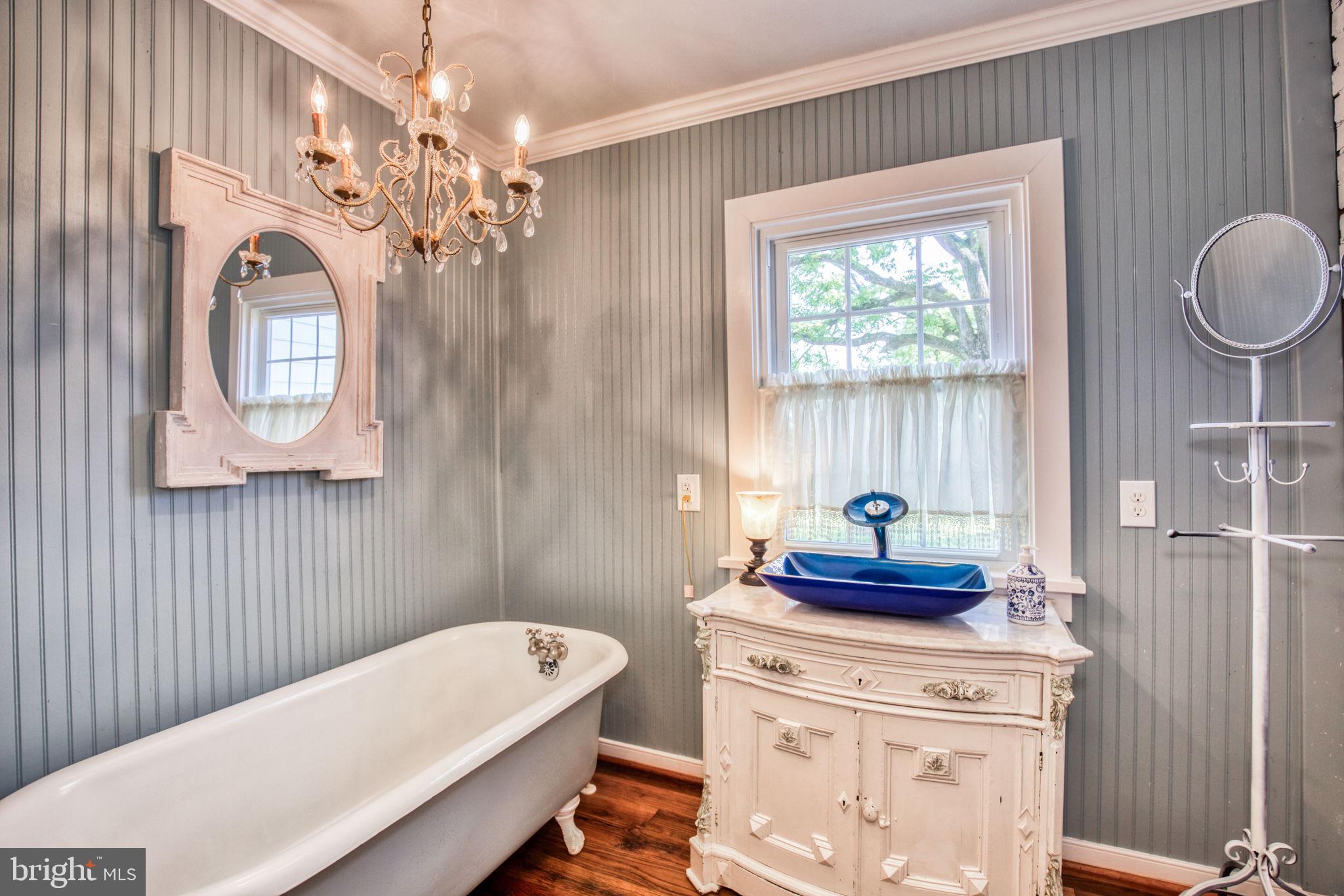 1815 Country Road Beaverdam, VA 23015 - Photo 24 of 92 MAIN LEVEL FULL BATH - SOLID IRON TUB WITH CLAWS