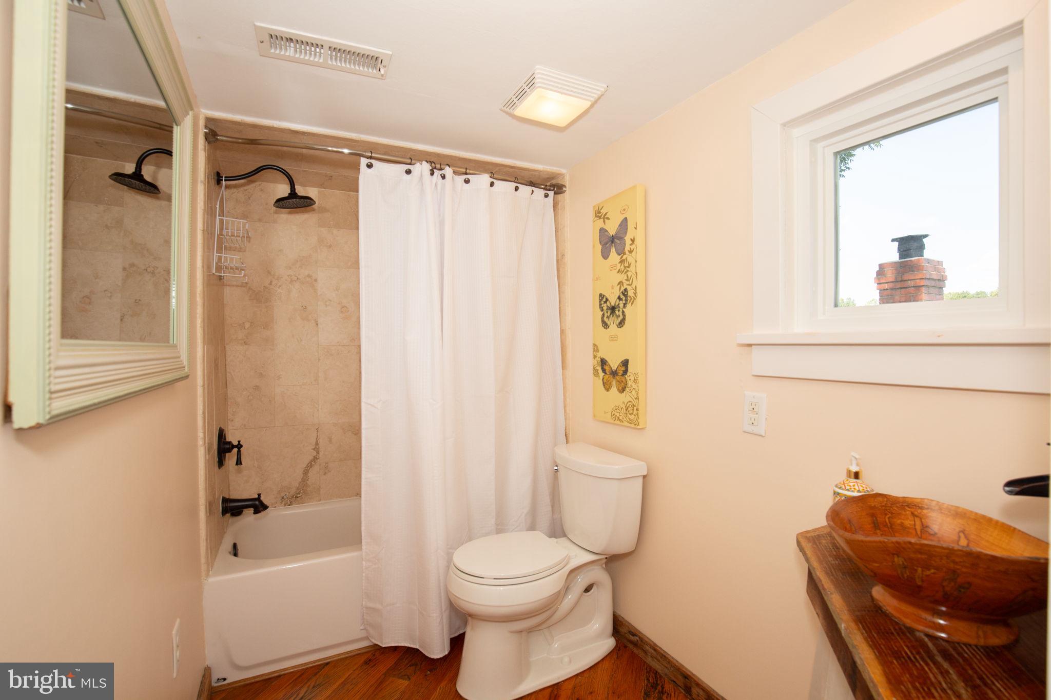 1815 Country Road Beaverdam, VA 23015 - Photo 37 of 92 UPPER BATH - FLR IS RECLMED KENTUCKY WOOD FENCING