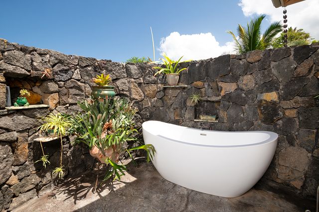 $2,400,000 | 75-6164 Nakukui Drive, Kailua-Kona, HI 96740