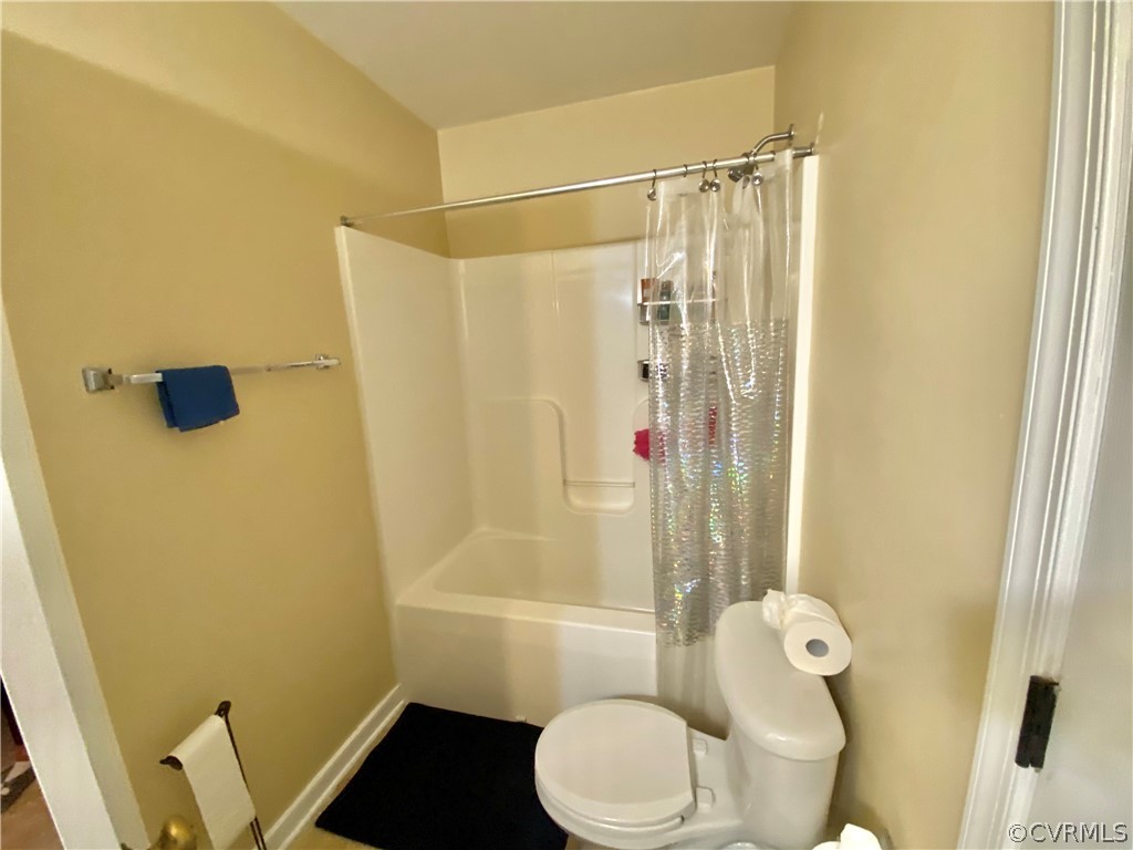 5308 Wellington Ridge Road Henrico, VA 23231 - Photo 36 of 49 Hall bathroom on 2nd level