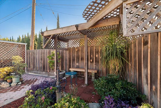 a view of a backyard with pathway