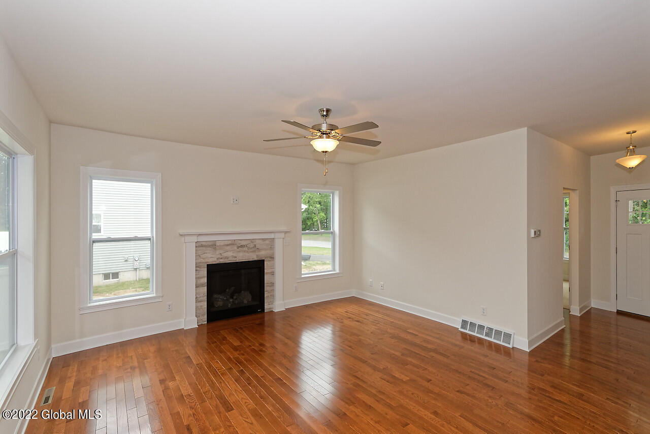 20 Preserve Way Schenectady, NY 12304 - Photo 3 of 26 1 Livingroom (1)