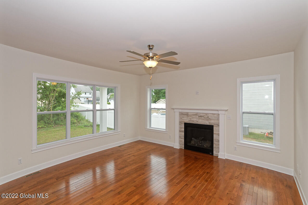 20 Preserve Way Schenectady, NY 12304 - Photo 4 of 26 1 Livingroom (2)