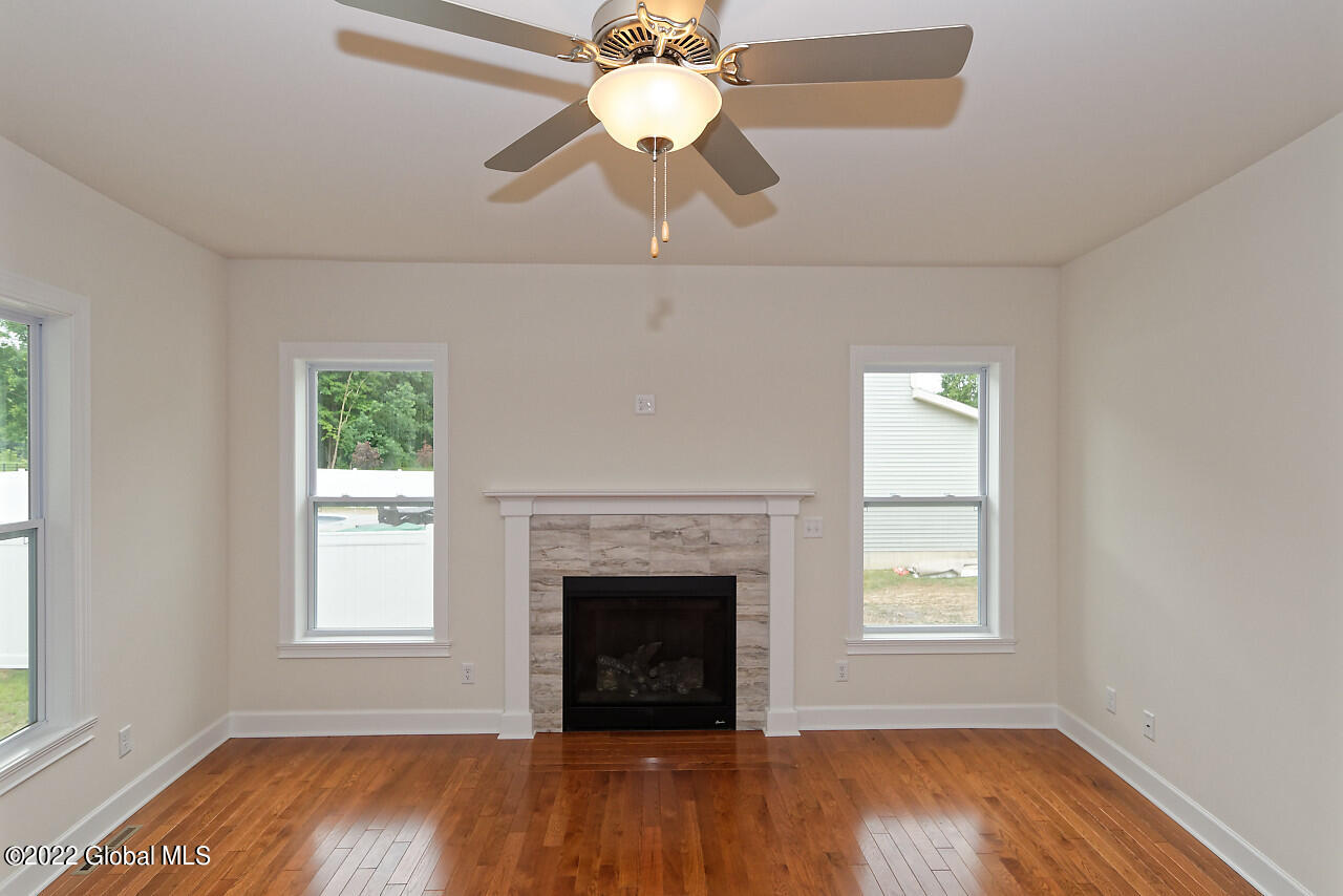 20 Preserve Way Schenectady, NY 12304 - Photo 5 of 26 1 Livingroom (3)