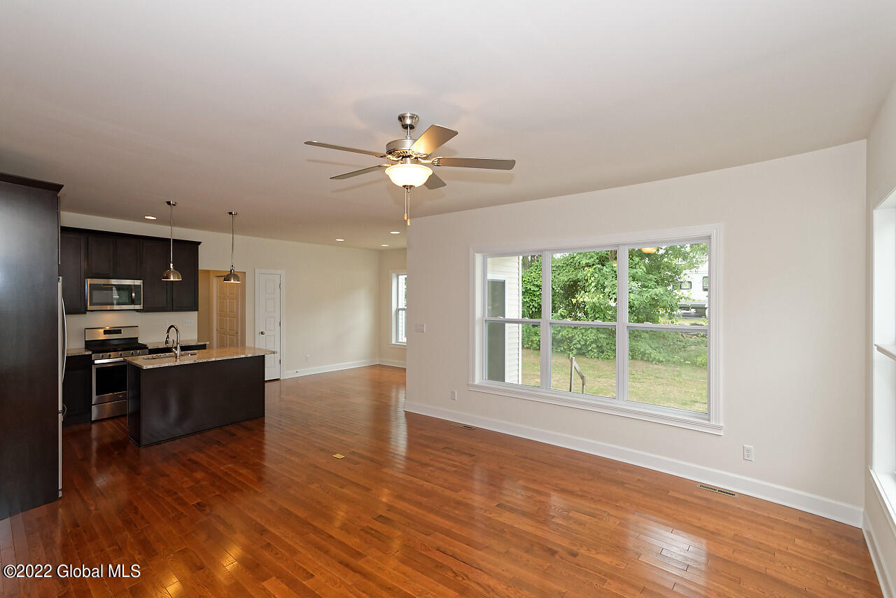 20 Preserve Way Schenectady, NY 12304 - Photo 6 of 26 1 Livingroom (4)