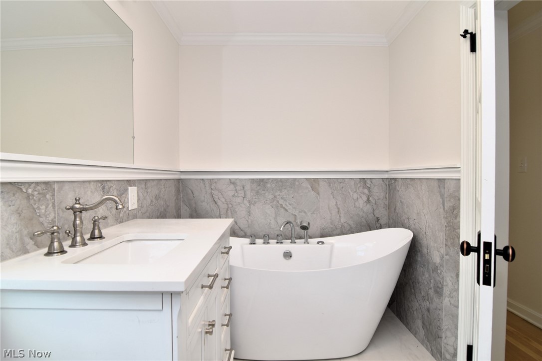 2564 Fenwick Road Cleveland, OH 44118 - Photo 30 of 46 Newer Full Bath on the Second Level