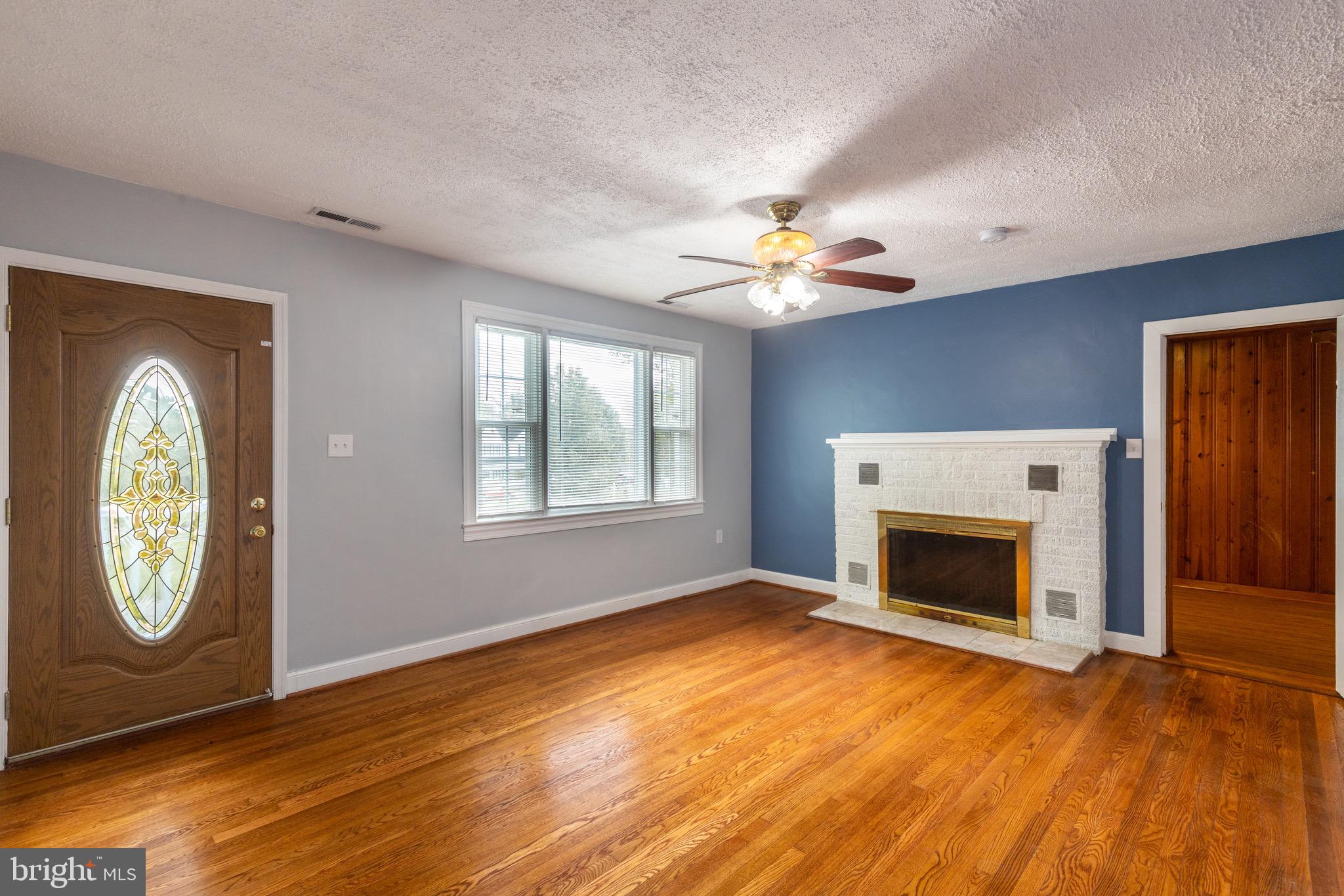13003 Piscataway Road Clinton, MD 20735 - Photo 3 of 36 living room