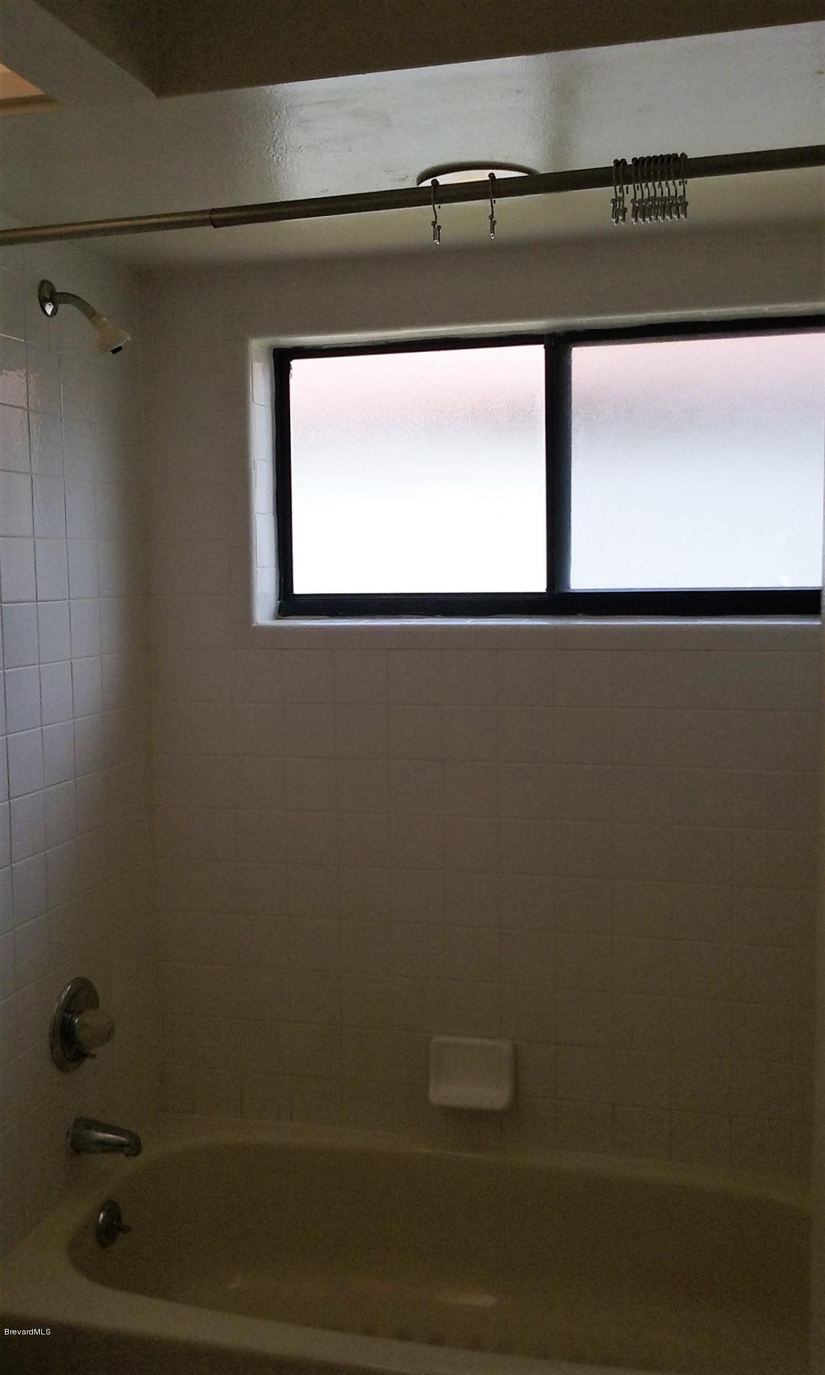 366 Myrtlewood Road Melbourne, FL 32940 - Photo 25 of 43 a bathroom with a window