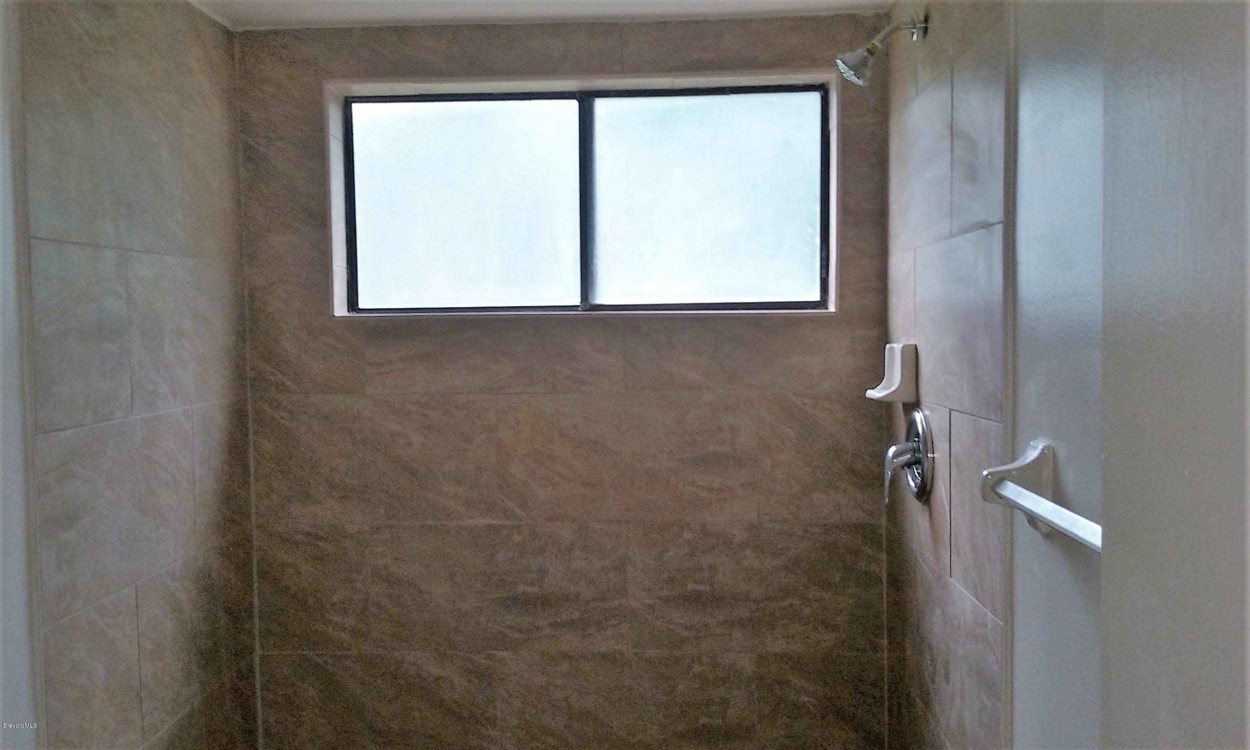 366 Myrtlewood Road Melbourne, FL 32940 - Photo 34 of 43 a bathroom with a window