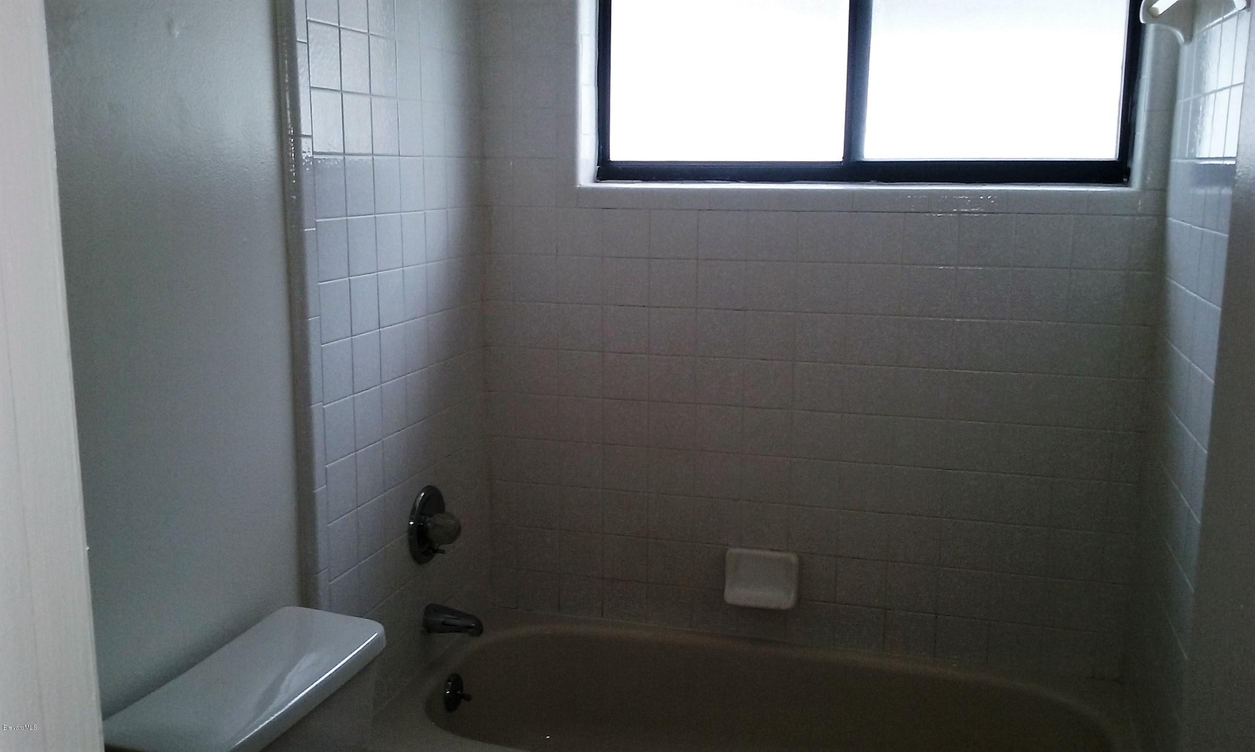 366 Myrtlewood Road Melbourne, FL 32940 - Photo 38 of 43 a bathroom with a window