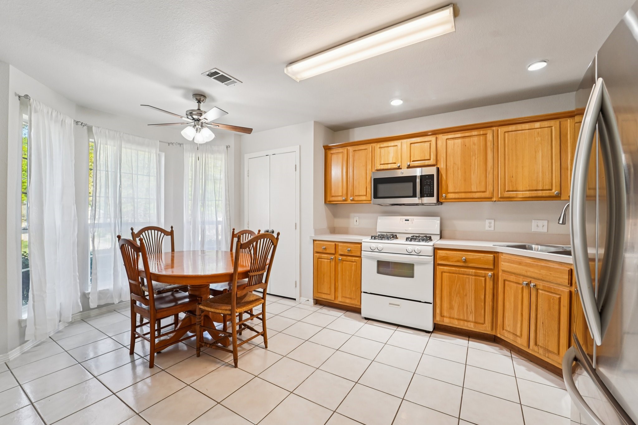 281 Mesa View Conroe, TX 77316 - Photo 9 of 38