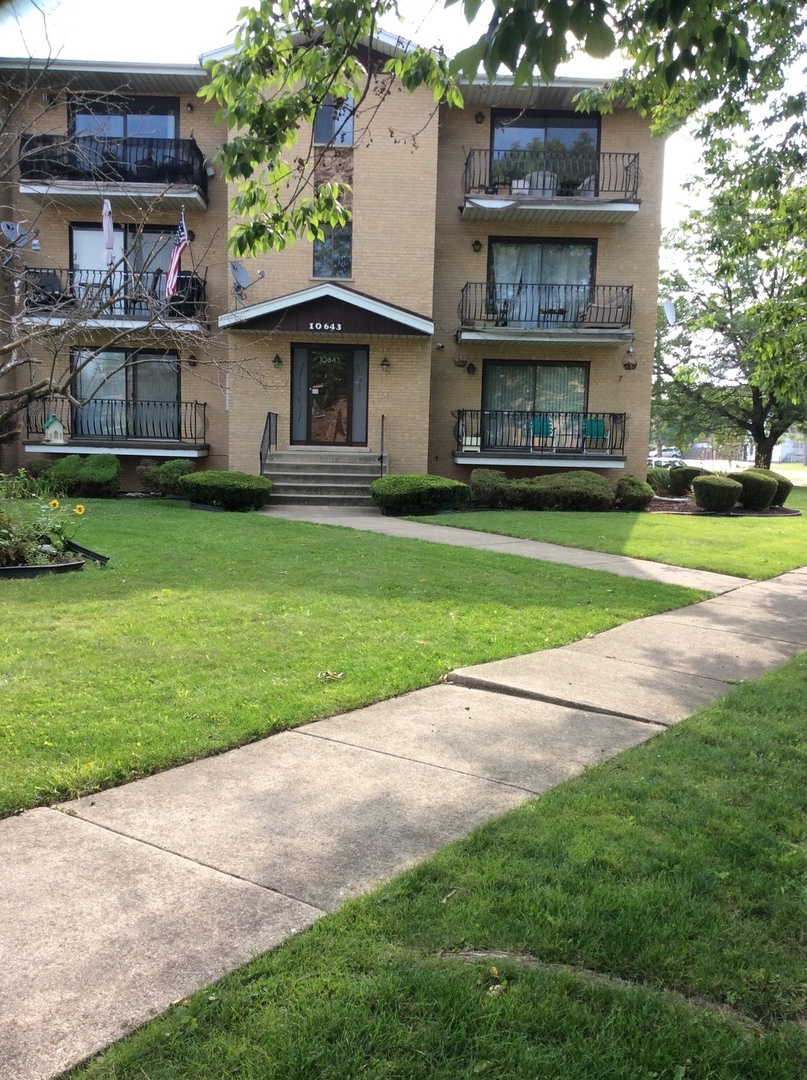 10643 Major Avenue, Unit 1C Chicago Ridge, IL 60415 - Photo 1 of 14 a view of a yard in front of a house