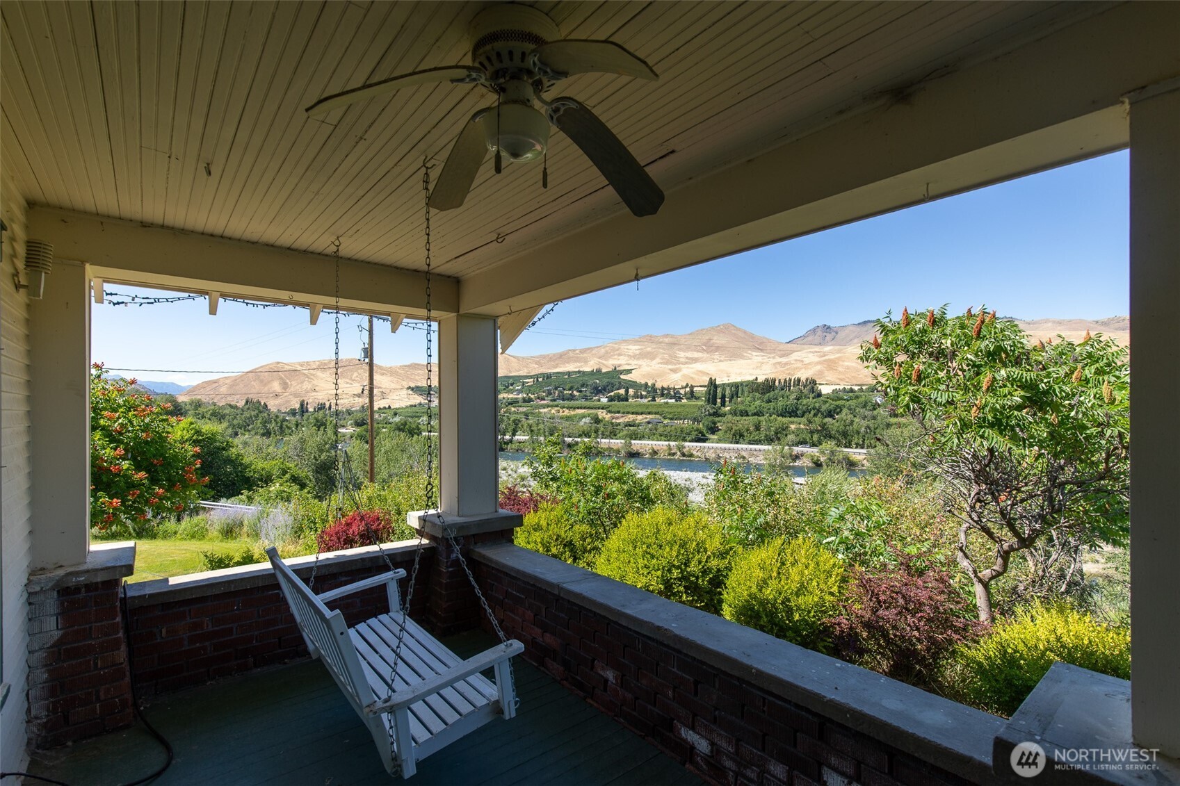 2115 Sleepy Hollow Road Wenatchee, WA 98801 - Photo 3 of 31