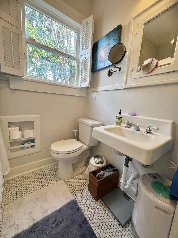 807 Leonard Street Austin, TX 78705 - Photo 17 of 32 a bathroom with a sink and a mirror