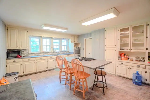 a view of statue in front of house