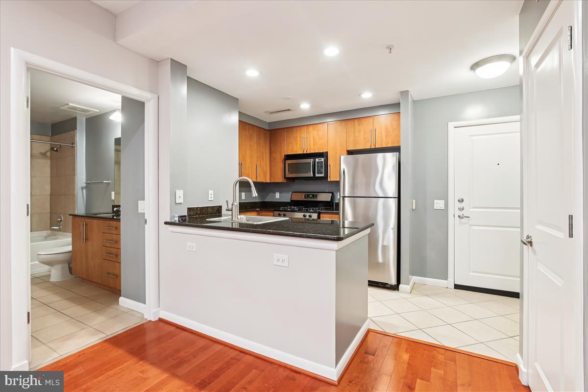1021 North Garfield Street, Unit 117 Arlington, VA 22201 - Photo 11 of 30 Kitchen with breakfast bar