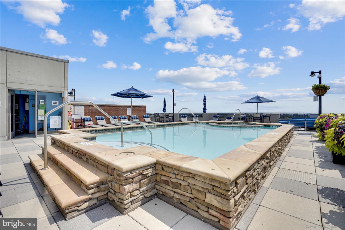 1021 North Garfield Street, Unit 117 Arlington, VA 22201 - Photo 21 of 30 Rooftop pool