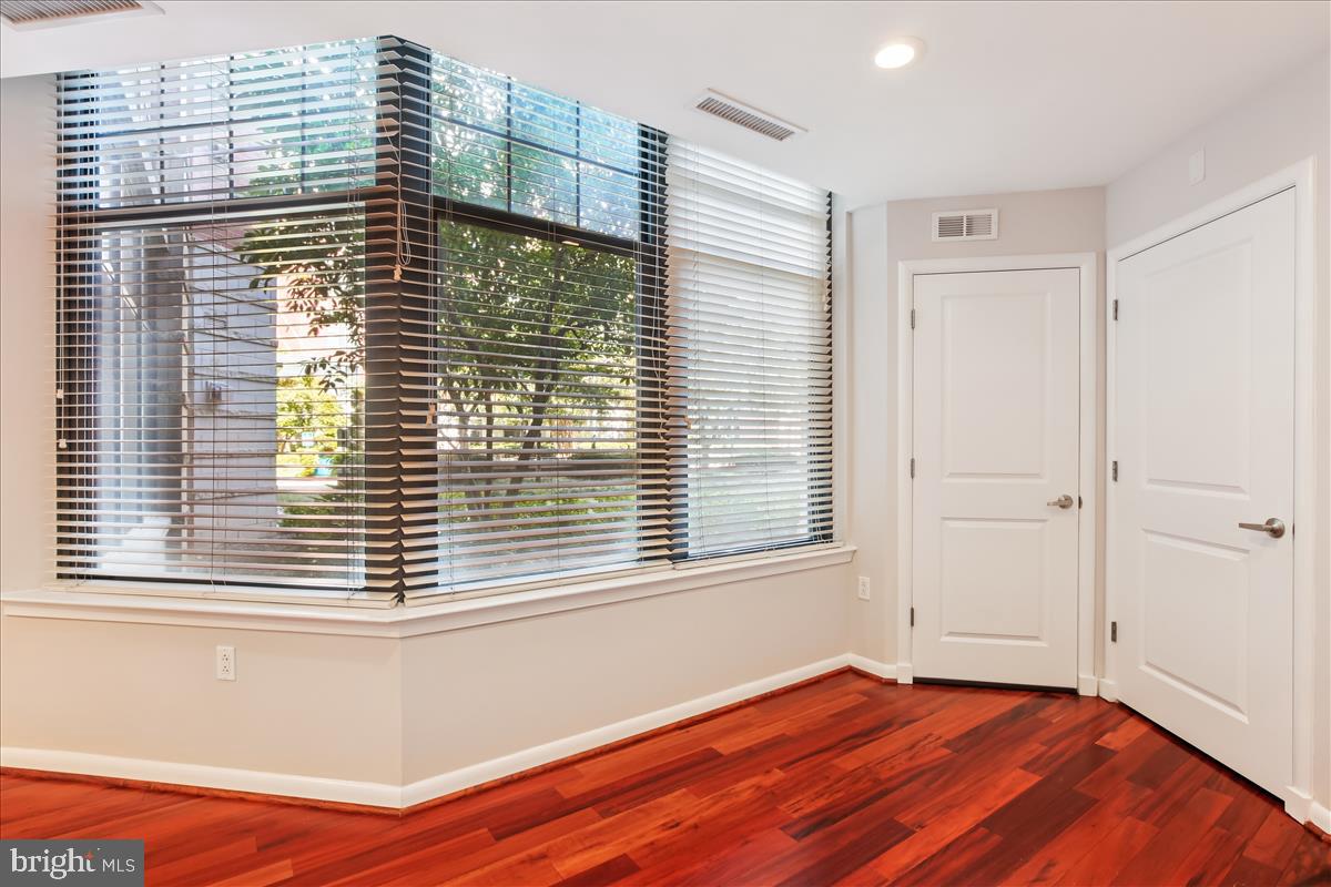 1021 North Garfield Street, Unit 117 Arlington, VA 22201 - Photo 8 of 30 Bonus office space or sitting area with built-ins