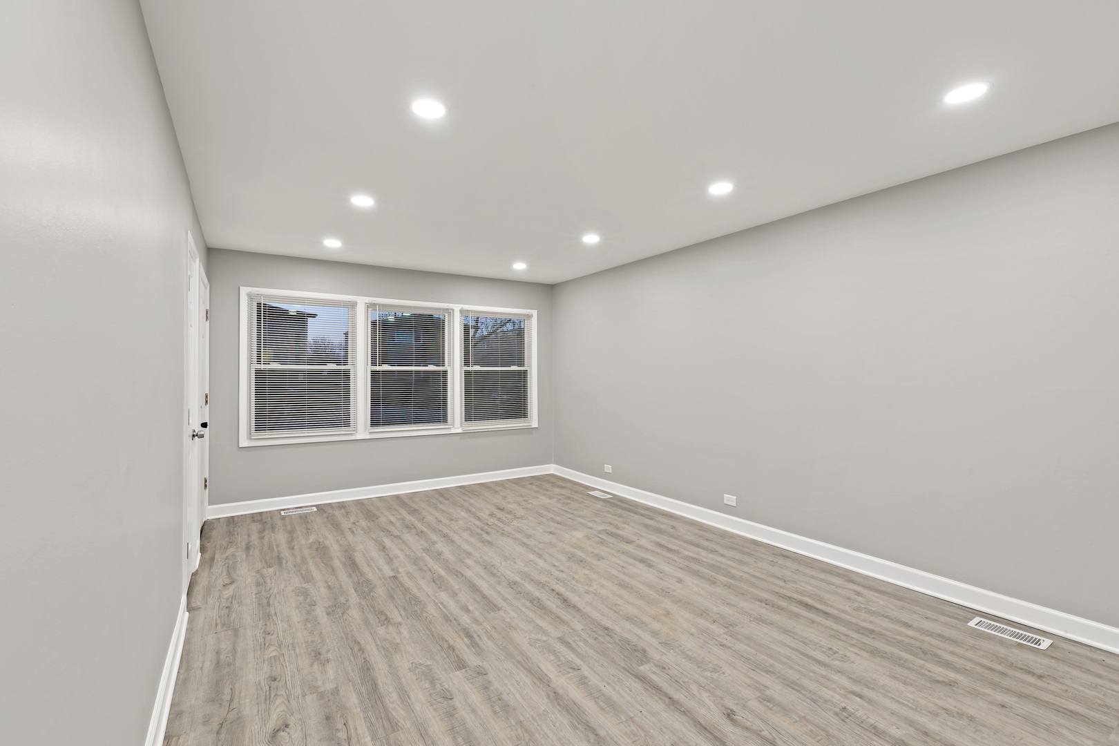 432 West Hickory Street Chicago Heights, IL 60411 - Photo 12 of 23 a view of empty room with wooden floor and fan
