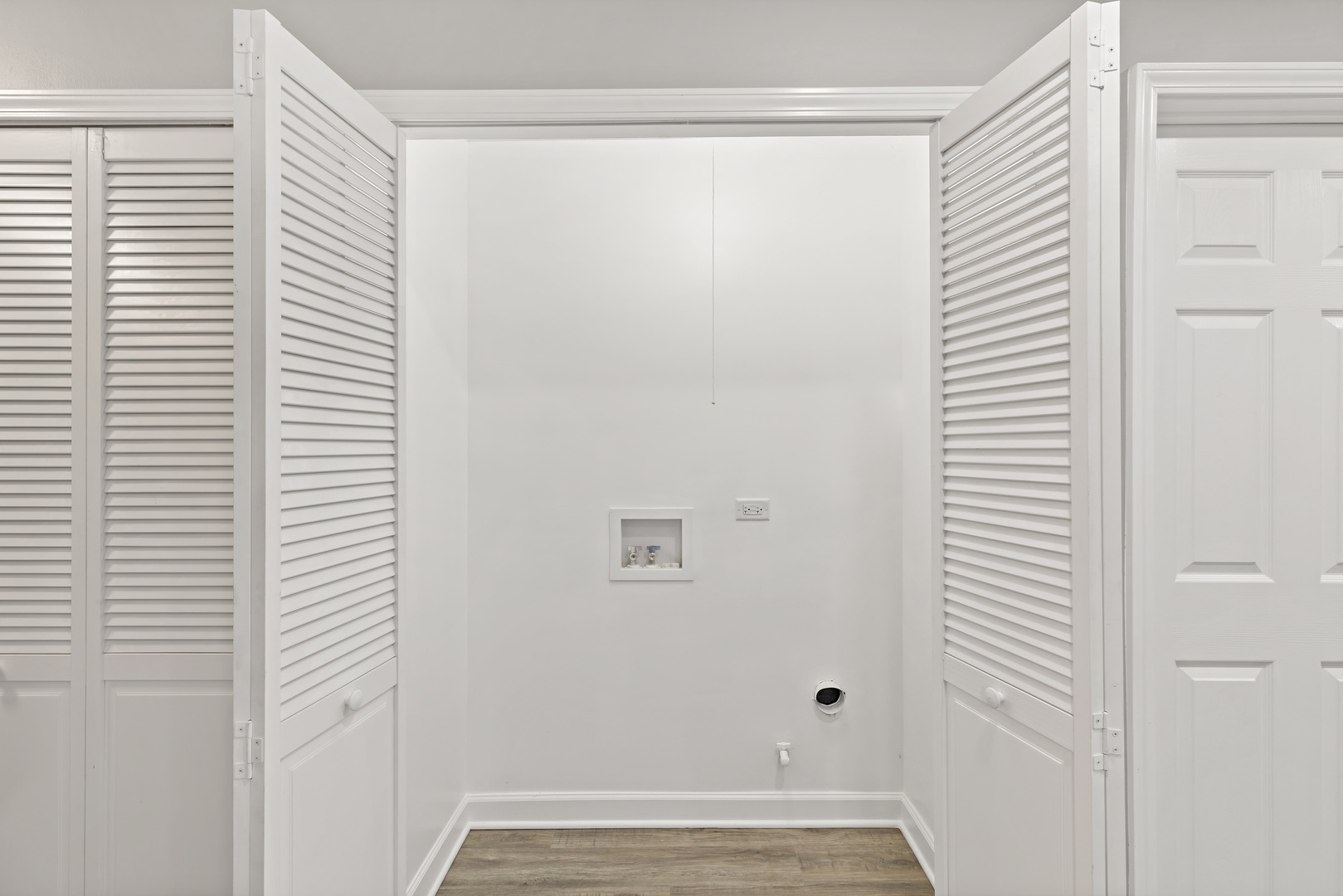 432 West Hickory Street Chicago Heights, IL 60411 - Photo 17 of 23 a view of small space with wooden floor