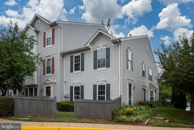 a view of a yard in front of house