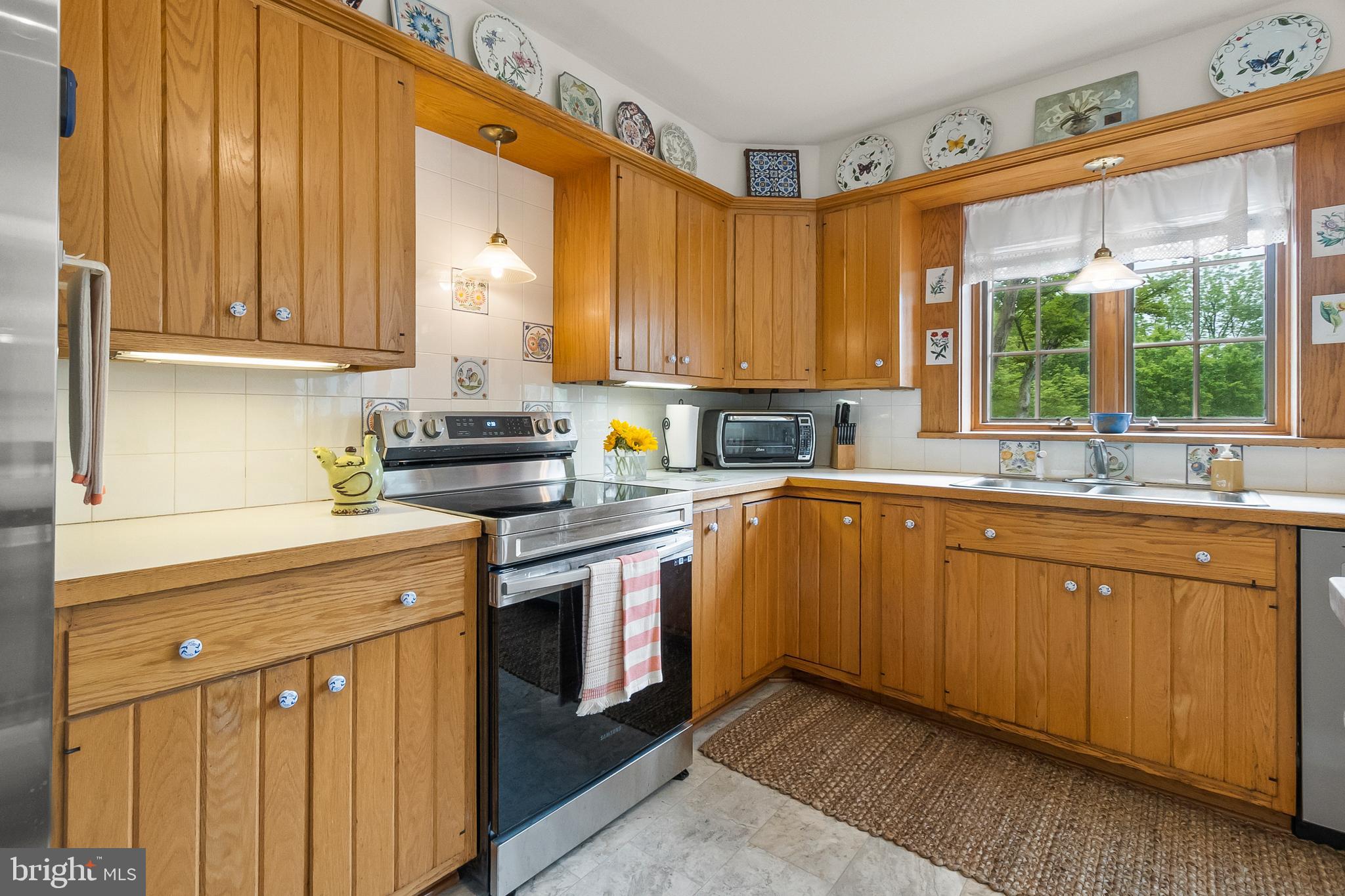 2124 Graves Road Hockessin, DE 19707 - Photo 24 of 86 Wood cabinetry.