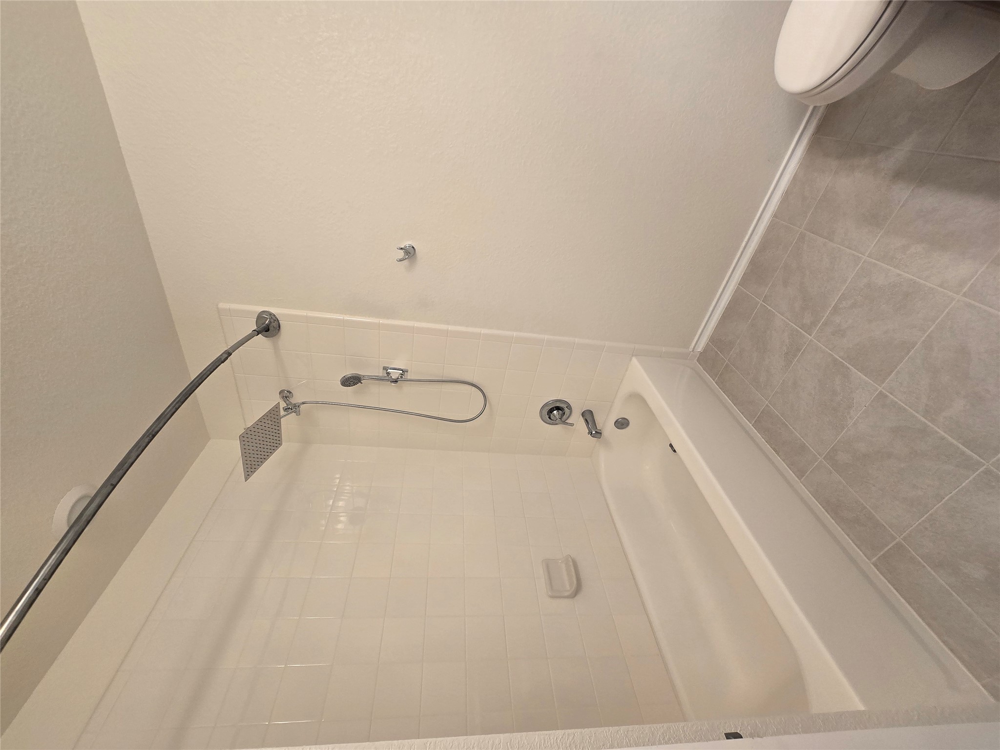 210 Summit Drive Lockhart, TX 78644 - Photo 15 of 21 a bathroom with a bathtub and a toilet