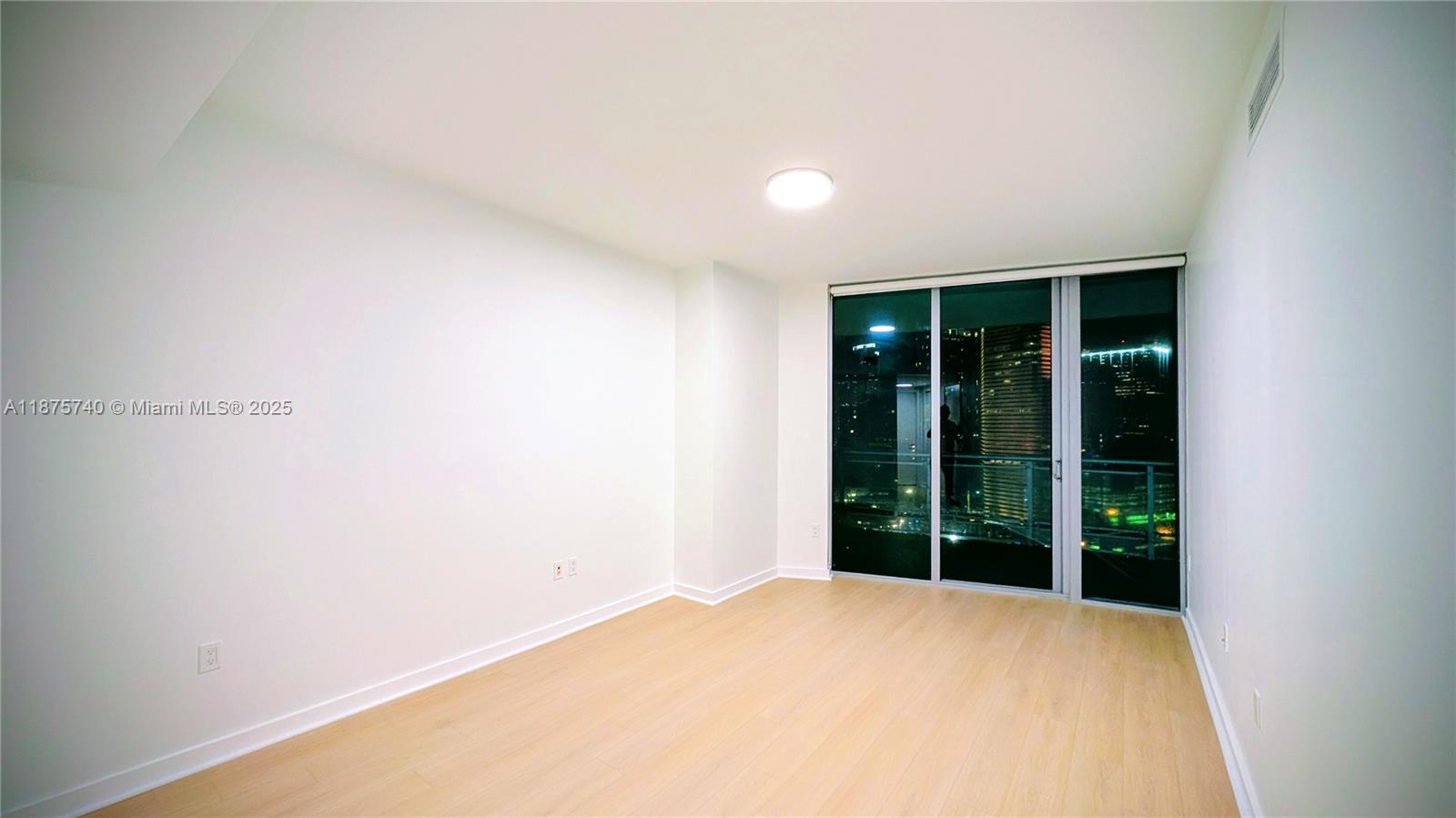 350 South Miami Avenue, Unit 1901 Miami, FL 33130 - Photo 20 of 81 a view of an empty room with window