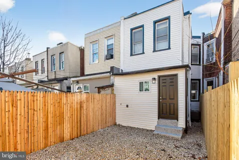 a view of back yard of the house