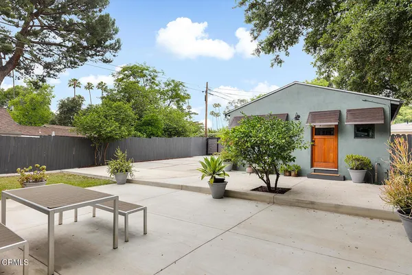 a view of a backyard with sitting area and furniture