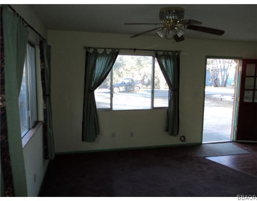 486 Riverside Avenue Sugarloaf, CA 92386 - Photo 10 of 10 Living Room.