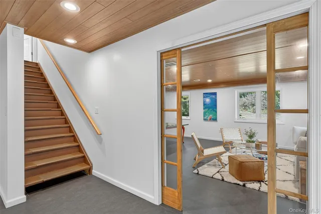 a view of entryway with livingroom