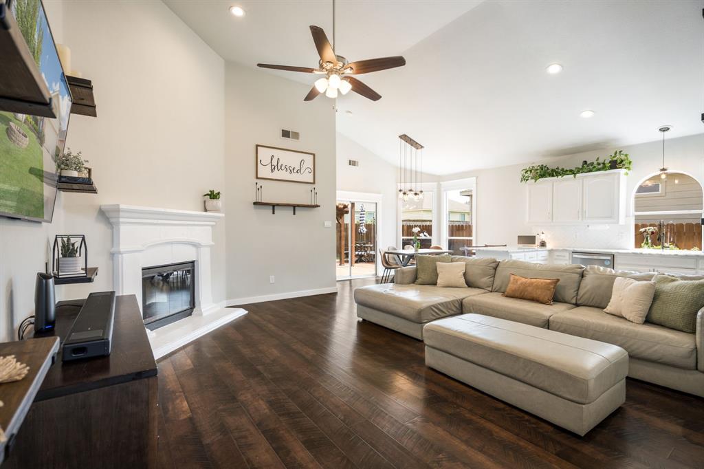 817 Rio Bravo Drive Fort Worth, TX 76052 - Photo 4 of 27