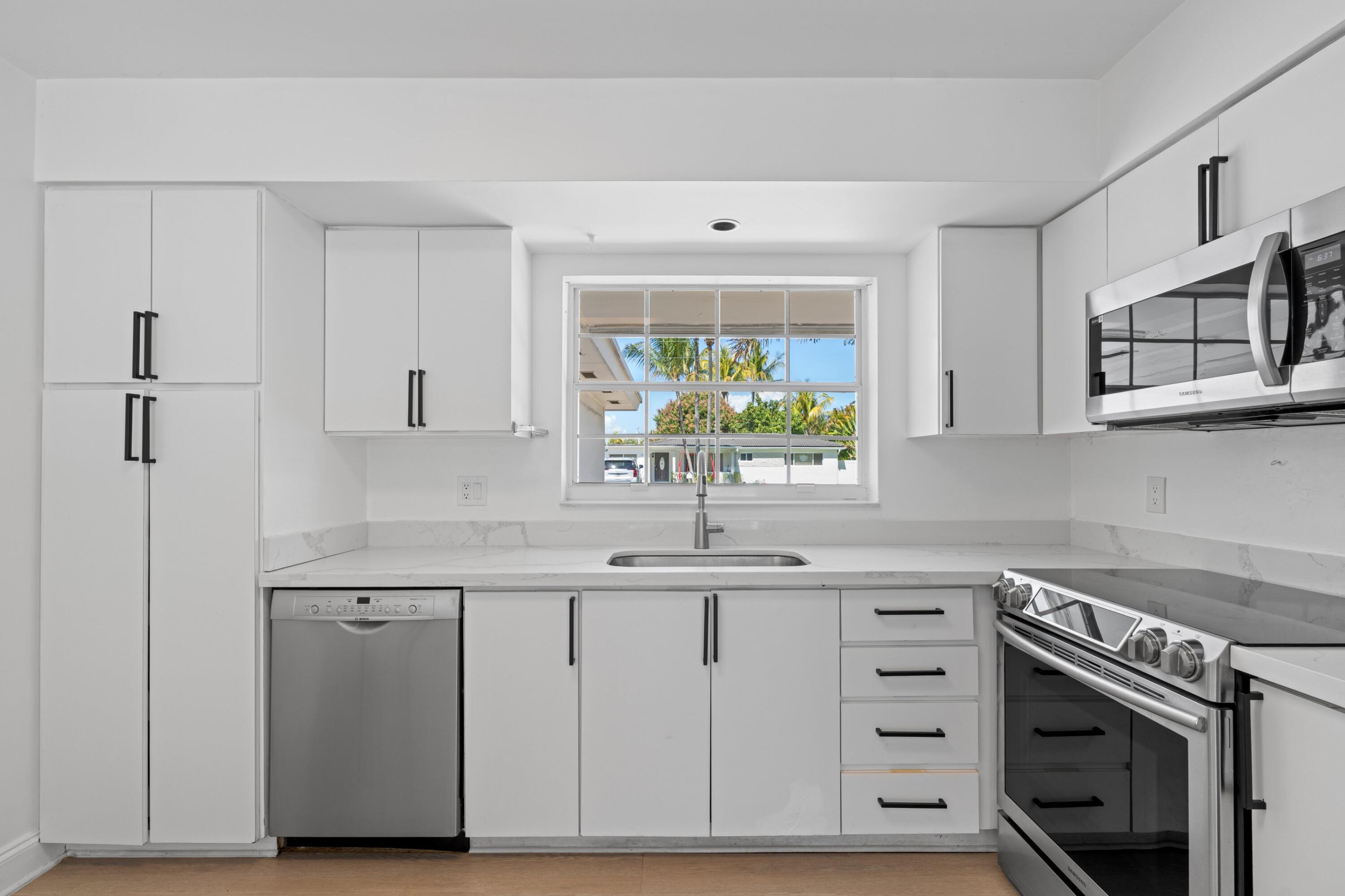 498 Northeast 30th Street Boca Raton, FL 33431 - Photo 8 of 41 Kitchen