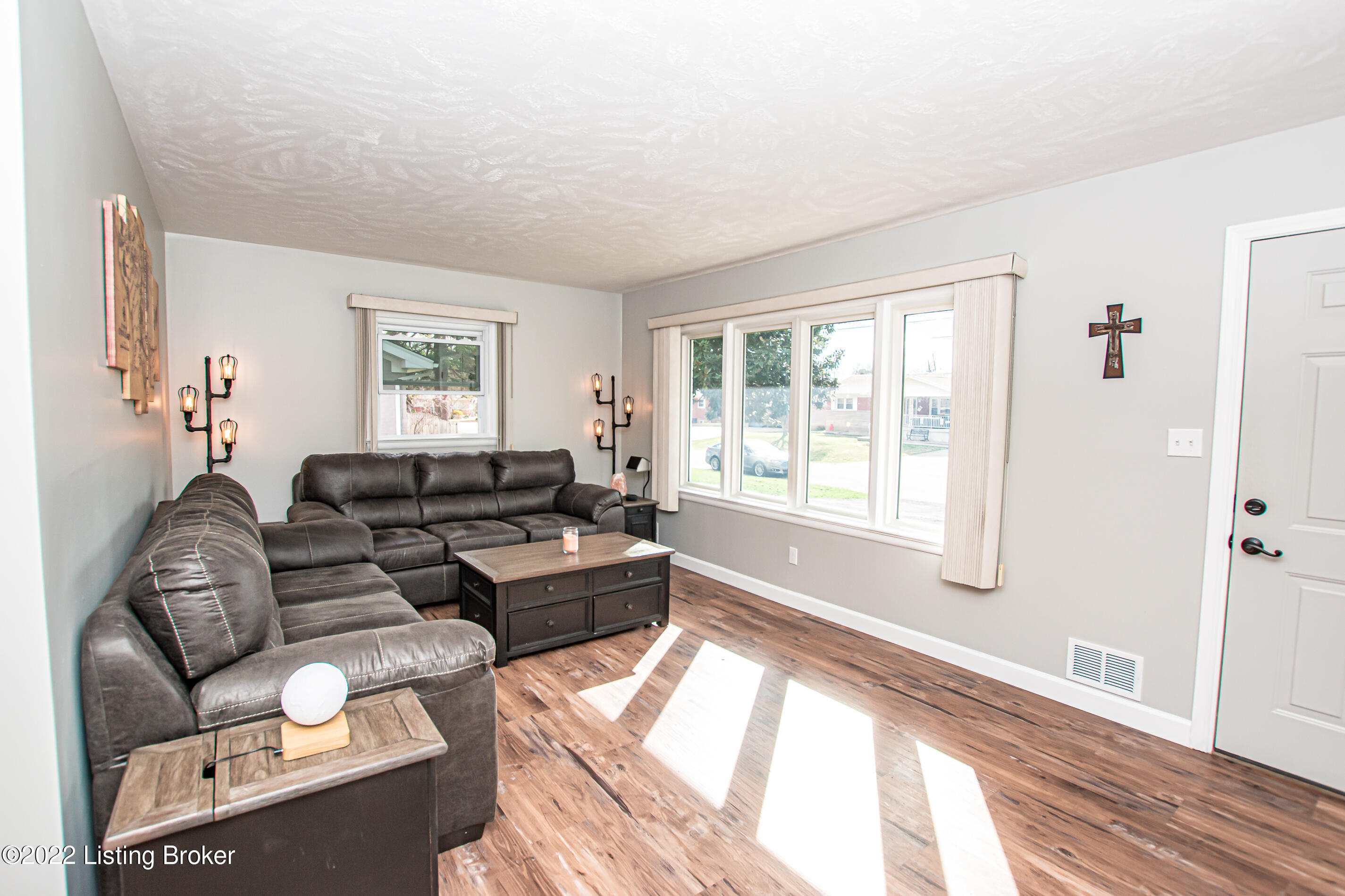 6305 Hunters Grove Road Louisville, KY 40216 - Photo 2 of 46 6305 Hunters Grove Rd-10