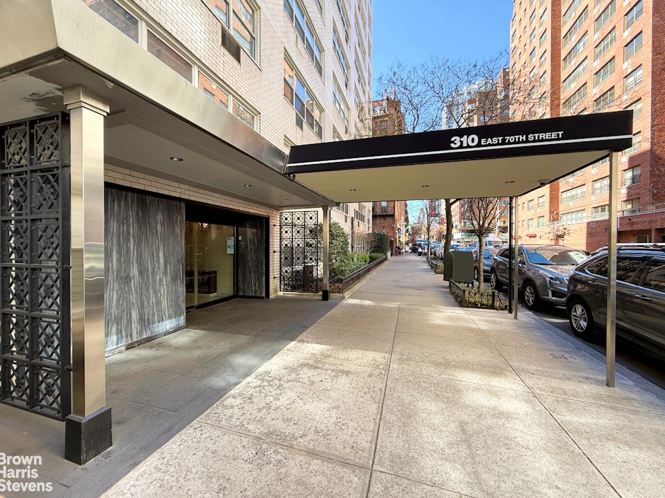 310 East 70th Street, Unit 10G Manhattan, NY 10021 - Photo 10 of 11