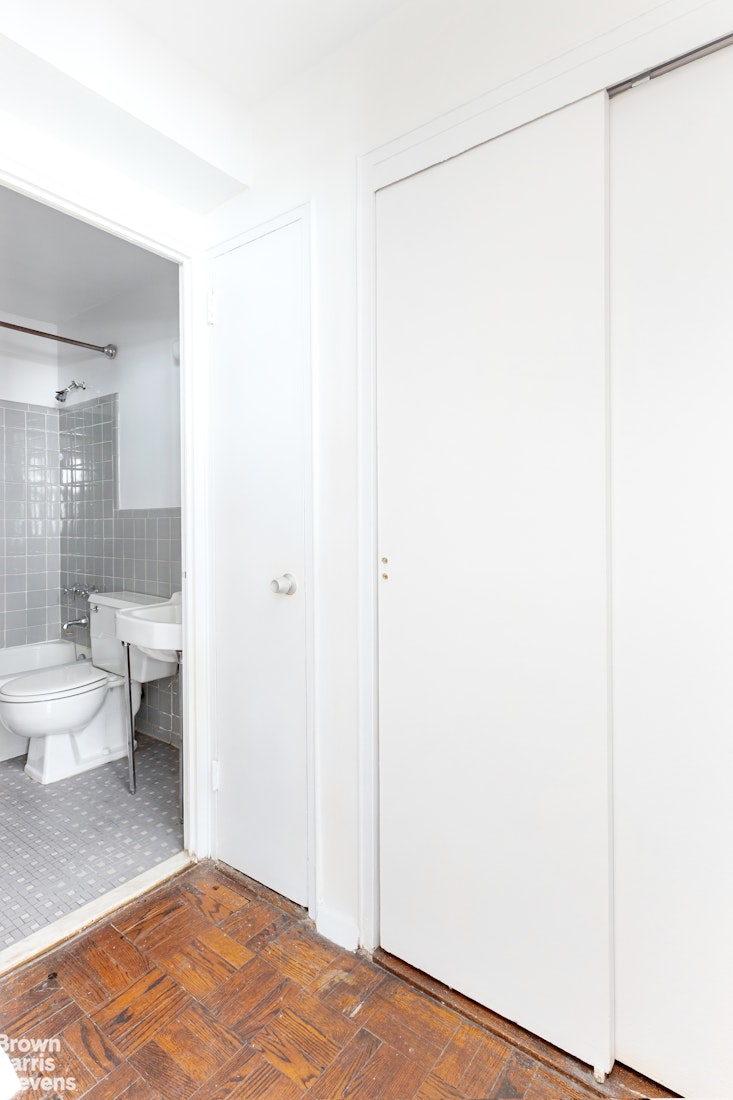 310 East 70th Street, Unit 10G Manhattan, NY 10021 - Photo 6 of 11