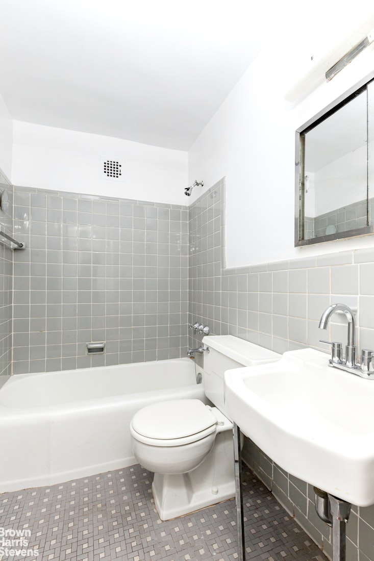 310 East 70th Street, Unit 10G Manhattan, NY 10021 - Photo 7 of 11