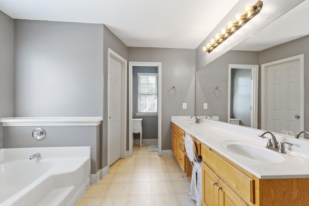 112 Falcons View Court Walhalla, SC 29691 - Photo 19 of 39 Master Bath