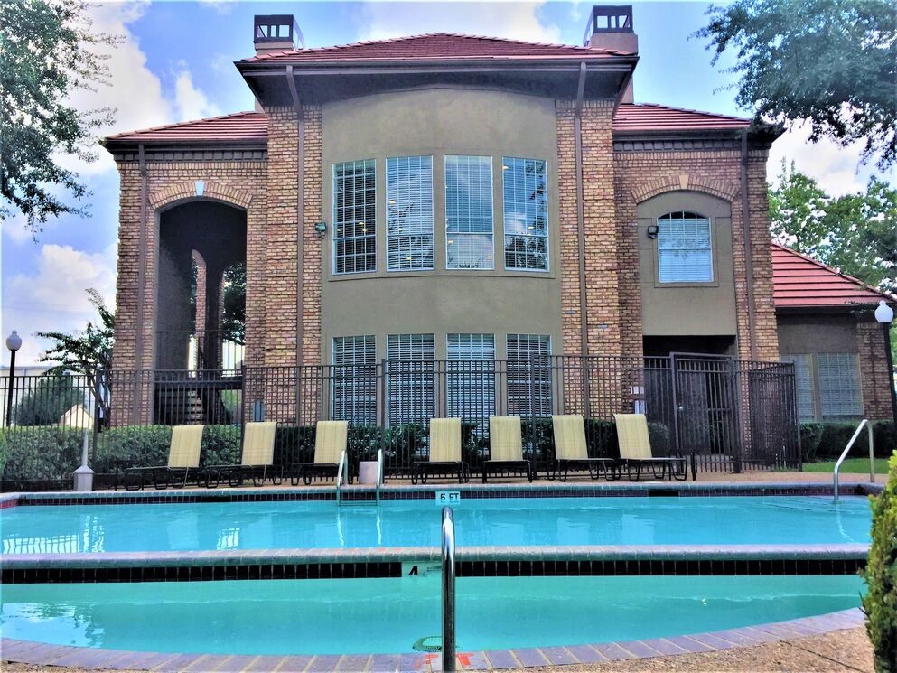 3400 Edloe Street, Unit 318 Houston, TX 77027 - Photo 4 of 13 a house view with a outdoor space