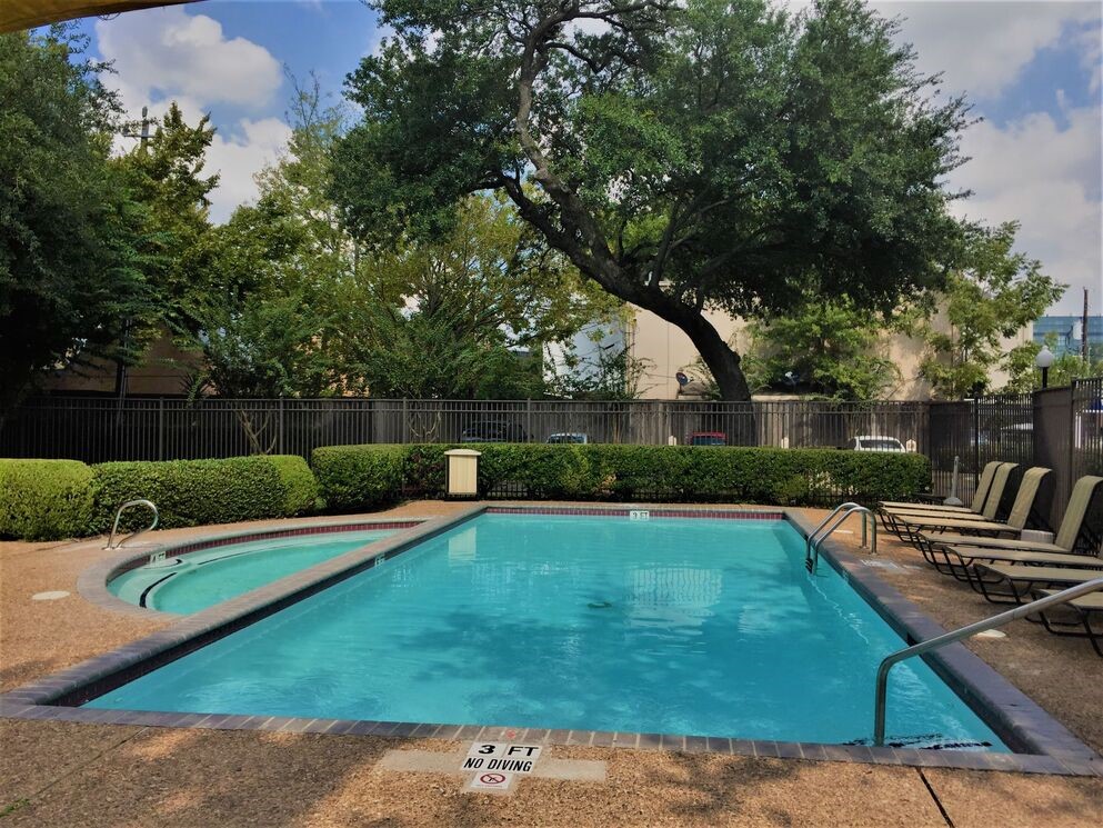 3400 Edloe Street, Unit 318 Houston, TX 77027 - Photo 8 of 13 a view of a backyard with a garden