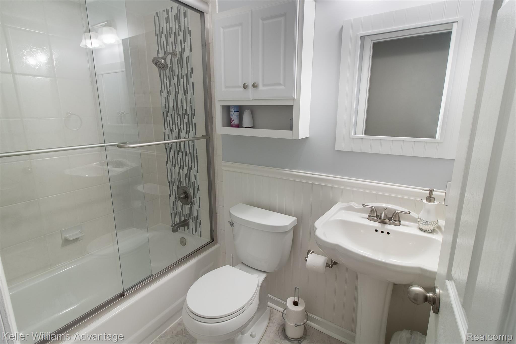 36221 West Lyman Road Farmington, MI 48331 - Photo 18 of 32 Lyman_36221_FullBathU.jpg