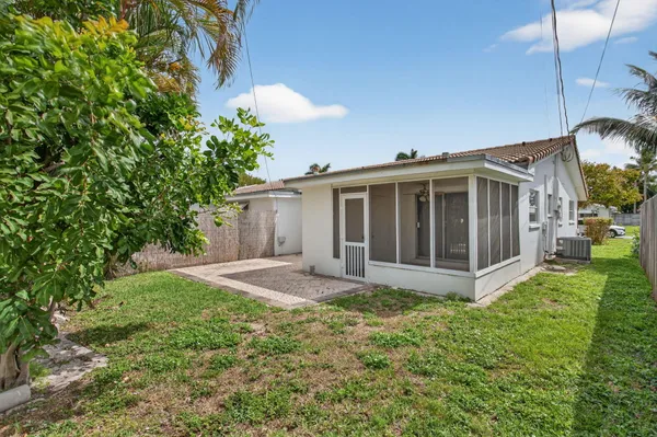 a view of front of house with yard and green space