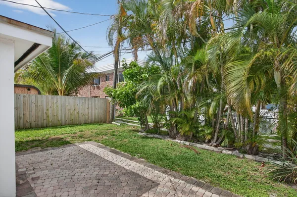 a view of a backyard